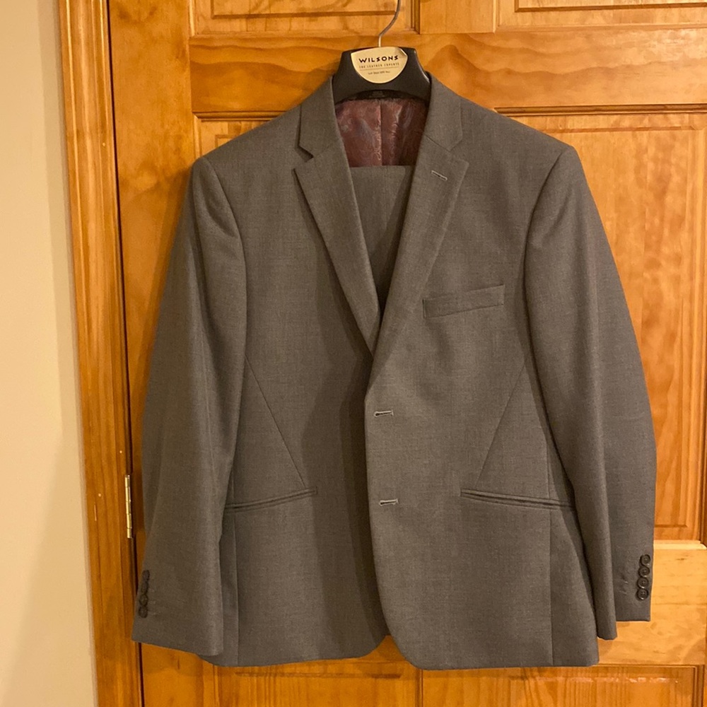 Haggar Mens 42R gray suit. Pants are 36x32. Only worn twice. Excellent condition